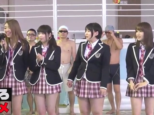 淫荡学园祭 学生堕落群交 美女在教室操完接泳池边完成任务