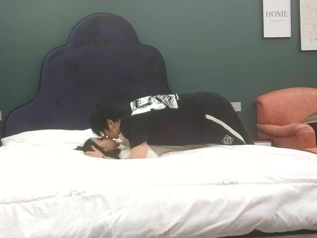 乖巧甜美外围小姐姐,扒掉内裤埋头舔逼