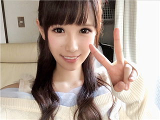 明眸皓齿笑靥如花的兼职女大生