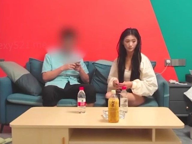 探花路虎2-3000约的花臂小妹，身材极好还可以抱起来操