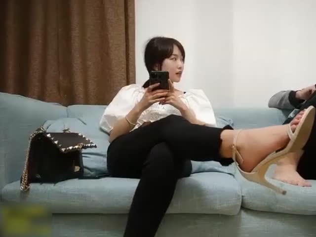 对这个贴身白衣的丰满美女无法抵挡,肉体丰腴迷人前凸后翘跪爬