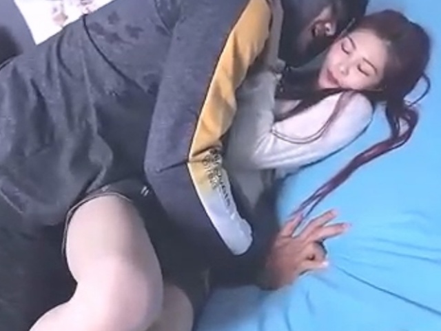 天美传媒TMP0034校花学姐找宅男学弟修理她的骚穴-湘湘