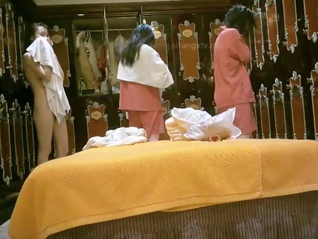 猥琐渣女温泉洗浴暗藏摄像机真实偸拍更衣室和洗浴室内部春光