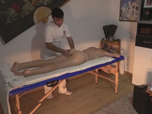 按摩店偷拍泄密 情色按摩师 对美女上下其手 美女也爽被技师开操