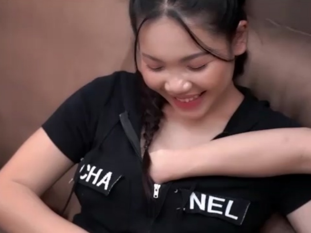 麻麻传媒MT-029全身润滑紧贴哥哥-憨憨