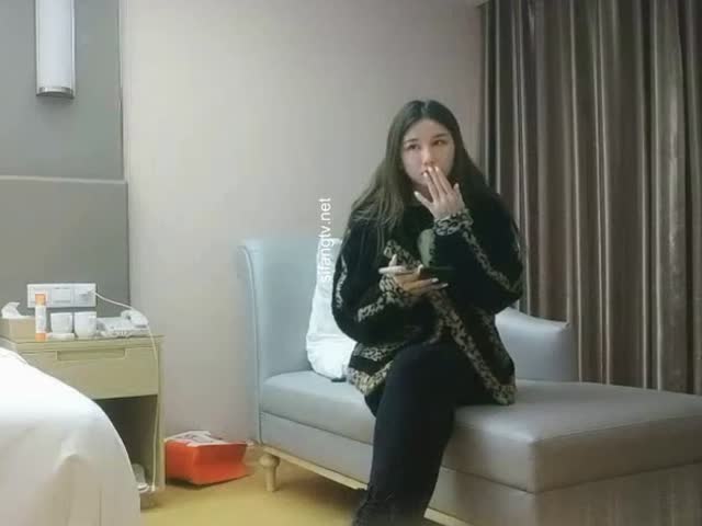 利哥探花,第一场把女的逼干裂了,漂亮小姐姐被大鸡巴小伙狂操