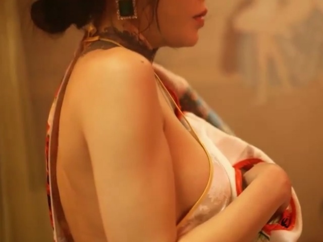 麻豆传媒 MDCM-0008国风按摩院入室窥探偷袭奸淫 -艾秋