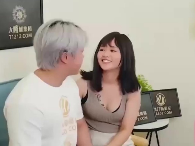 蜜桃传媒PME061操哭骚气实习女老师-温芮欣