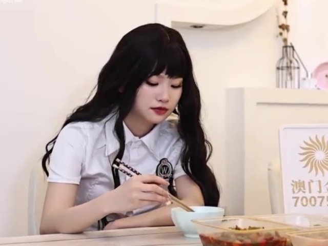 星空传媒XKG174可爱的女儿当着父亲面被人爆操-小野