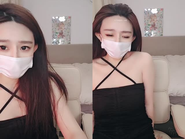 高跟黑丝爆乳小姐姐淫声荡语撩骚互动,近拍掰穴卖骚道具玩弄粉穴…