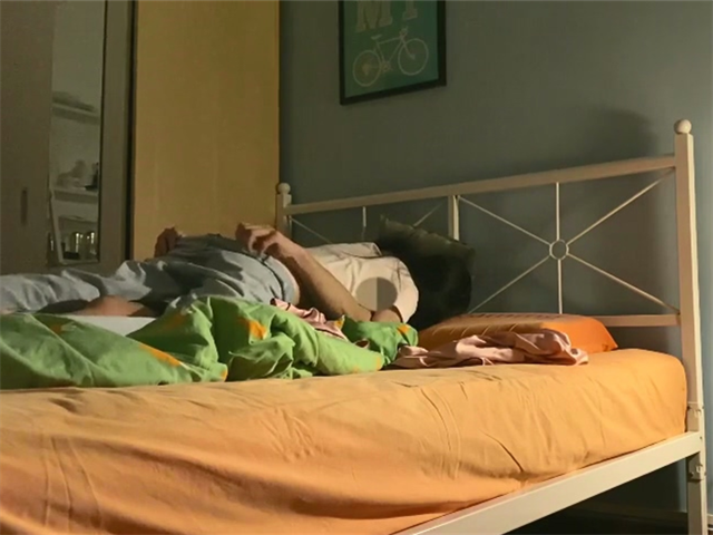 睡上铺的小夥和大二漂亮女友嘿咻嘿咻