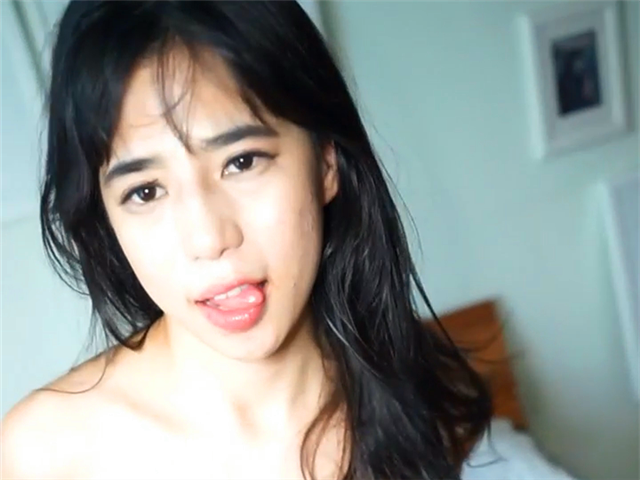 皮肤白皙性感的三线小嫩模被4男众筹高价约到家中玩