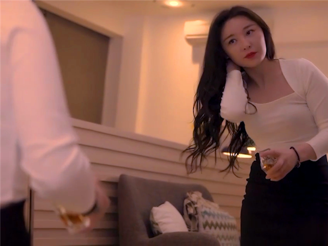 御姐范高颜值性感美女和微信网友相约酒店见面