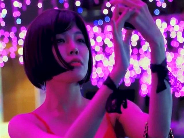 国产AV剧情-尾随漂亮主播到家